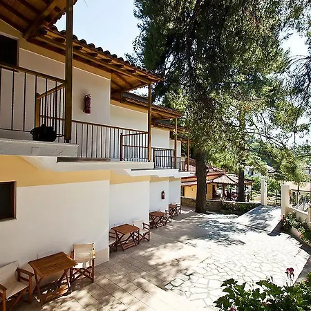 Aparthotel Pine Trees 3*